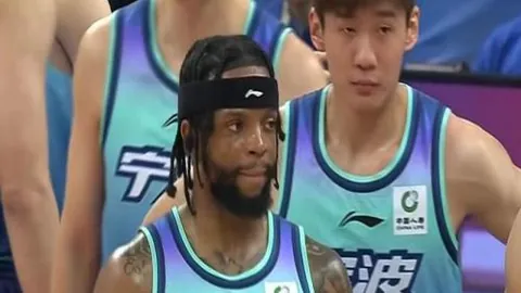 伊万遭斯卢茨基反驳：国足期待新突破，申花内部竞争白热化